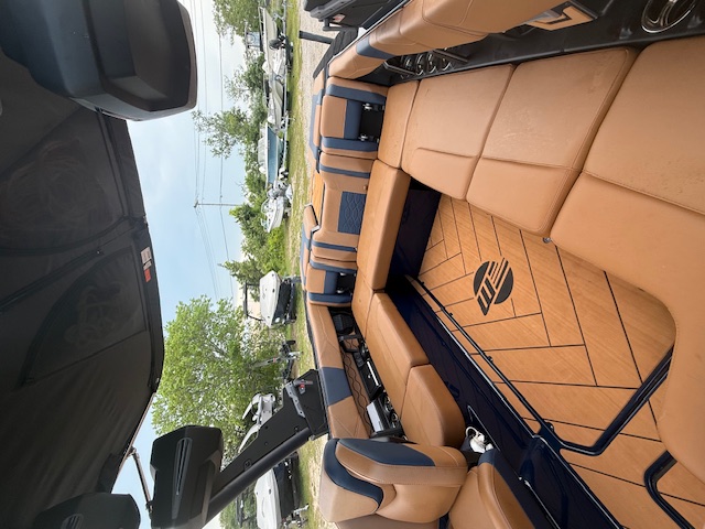 2025 Malibu 23 LSV Icon
